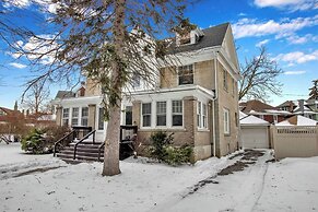 Spacious 4BR Near UB & Niagara Falls - Pet Friendly