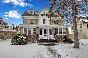 Spacious 4BR Near UB & Niagara Falls - Pet Friendly