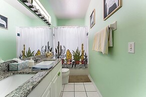 Spacious Family Villa Near Disney + Pool