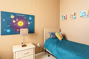 Spacious Family Villa Near Disney + Pool