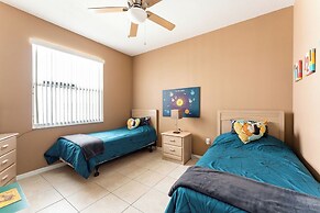 Spacious Family Villa Near Disney + Pool