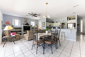 Spacious Family Villa Near Disney + Pool
