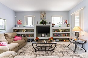 Spacious Family Villa Near Disney + Pool