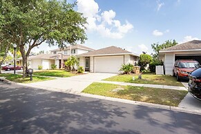 Spacious Family Villa Near Disney + Pool