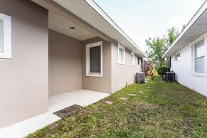 Spacious Family Villa Near Disney + Pool