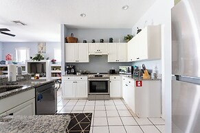 Spacious Family Villa Near Disney + Pool
