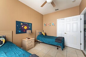 Spacious Family Villa Near Disney + Pool