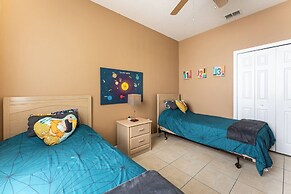 Spacious Family Villa Near Disney + Pool