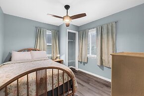 Peaceful 5BR Home: Lake Access & Work Space