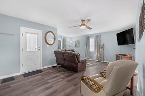 Peaceful 5BR Home: Lake Access & Work Space