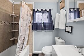 Peaceful 5BR Home: Lake Access & Work Space