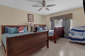 Comfortable 4BR Getaway: Wifi & Parking Included