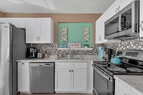 Comfortable 4BR Getaway: Wifi & Parking Included