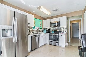 Comfortable 4BR Getaway: Wifi & Parking Included