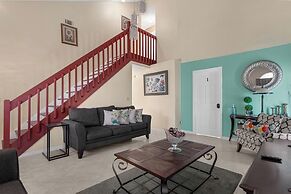 Comfortable 4BR Getaway: Wifi & Parking Included