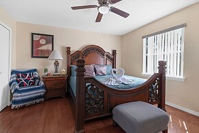 Comfortable 4BR Getaway: Wifi & Parking Included
