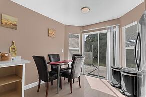 Comfortable 4BR Getaway: Wifi & Parking Included