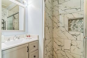 Comfortable 4BR Getaway: Wifi & Parking Included