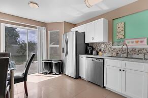 Comfortable 4BR Getaway: Wifi & Parking Included