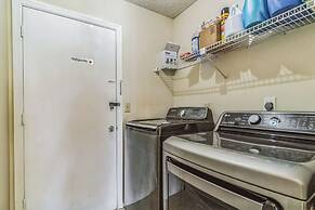 Comfortable 4BR Getaway: Wifi & Parking Included