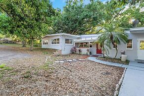 Modern Family Retreat Near Orlando Attractions