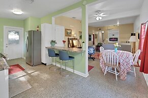 Modern Family Retreat Near Orlando Attractions