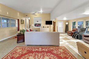 Modern Family Retreat Near Orlando Attractions