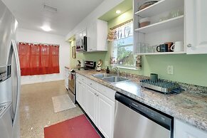 Modern Family Retreat Near Orlando Attractions