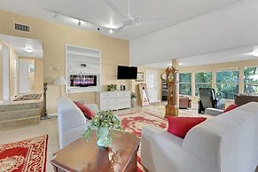 Modern Family Retreat Near Orlando Attractions