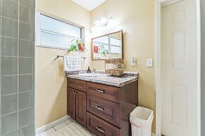 Modern Family Retreat Near Orlando Attractions