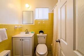 Stay in Browntown for 4: Cozy Room With Minifridge