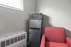 Stay in Browntown for 4: Cozy Room With Minifridge