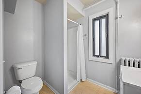 Cozy 1BR Retreat in Brownstown Relax & Unwind!