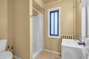 Cozy Room With Private Bath in Brownstown