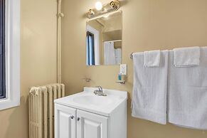 Cozy Room With Private Bath in Brownstown