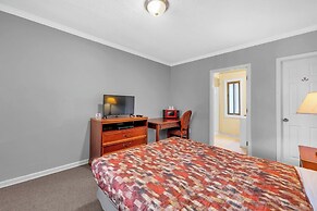 Private Room & Bath Brownstown Near Detroit