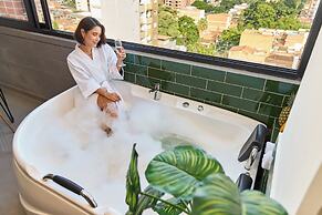 Rosa Negra Suite w/ Jacuzzi Near Stadium