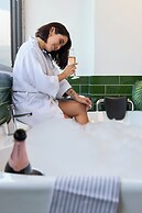 Rosa Negra Suite w/ Jacuzzi Near Stadium