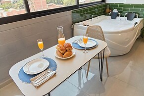 Rosa Negra Suite w/ Jacuzzi Near Stadium