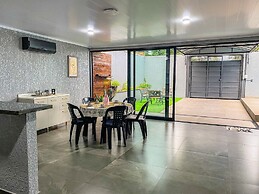 Casa Central piscina e AC para 8 hospede