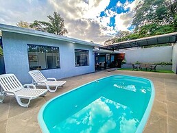 Casa Central piscina e AC para 8 hospede