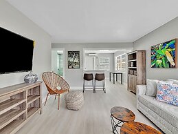 Beachside 1BR Apt Walk to Hollywood & Dania Beach