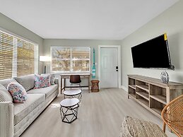 Beachside 1BR Apt Walk to Hollywood & Dania Beach