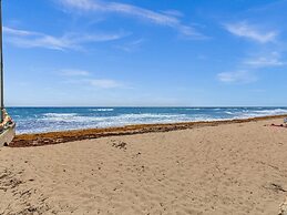 Beachside 1BR Apt Walk to Hollywood & Dania Beach