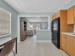 Beachside 1BR Apt Walk to Hollywood & Dania Beach
