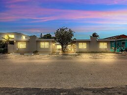 Beachside 1BR Apt Walk to Hollywood & Dania Beach