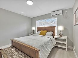 Beachside 1BR Apt Walk to Hollywood & Dania Beach