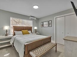 Beachside 1BR Apt Walk to Hollywood & Dania Beach