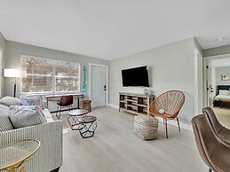 Beachside 1BR Apt Walk to Hollywood & Dania Beach