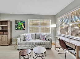 Beachside 1BR Apt Walk to Hollywood & Dania Beach